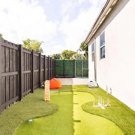 The “Gq”- Golf/Hot Tub/Arcade/Near Downtown! Villa